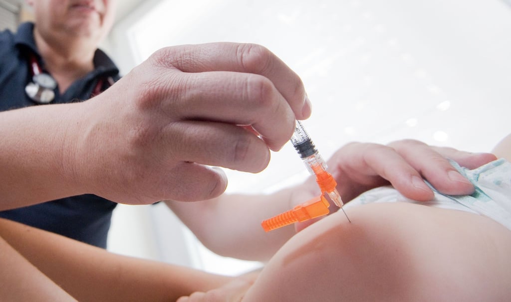 Eine Kita kann eine Betreuung verweigern, wenn der Nachweis einer Masernschutzimpfung oder einer Unverträglichkeit gegen eine solche Immunisierung fehlt. Das hat das NRW-Oberverwaltungsgericht klargestellt.