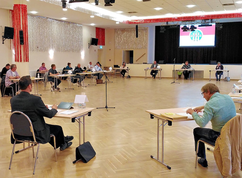 Der Akener Stadtrat im April 2020 im Saal des Schützenhauses.