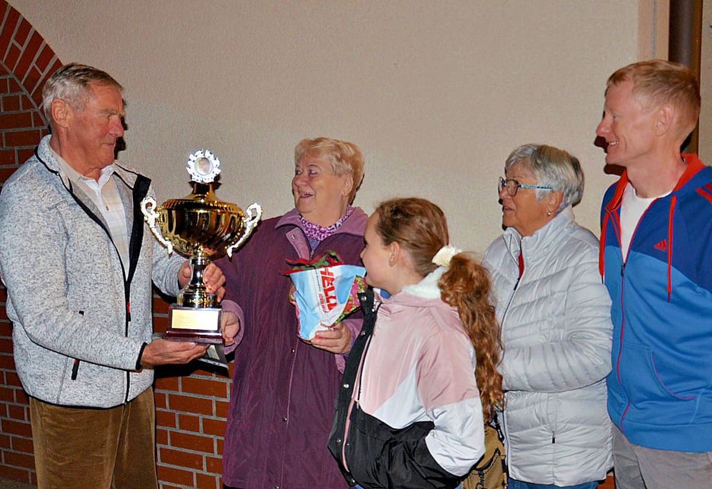 Heinrich Bassüner (links) überbringt mit seiner Frau Renate (2. von rechts) den Gedächtnis-Pokal der Witwe von Rainer Sonnefeld – Renate Sonnefeld. Sohn Thomas und Enkelin Jana in Förderstedt werden die ehrenvolle Erinnerung in einer Vitrine im Hobbyraum aufbewahren.