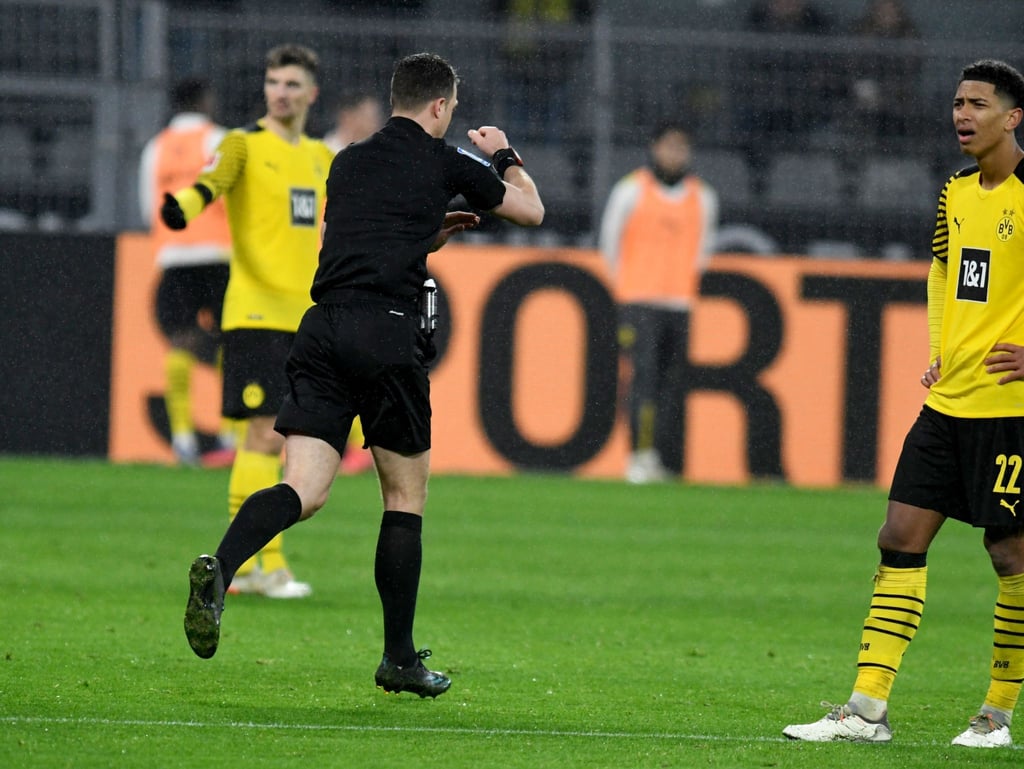 Ungläubig: BVB-Profi Jude Bellingham kann den Elfmeterpfiff von Schiedsrichter Felix Zwayer nicht fassen.