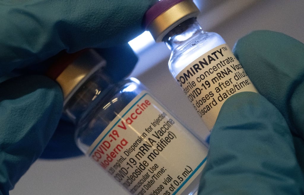 Viele Menschen ziehen den Impfstoff von Bionech/Pfizer dem Moderna-Vakzin vor. Dabei deuten Studien darauf hin, dass Modernas Spikevax besser vor der Delta-Variante schützt.