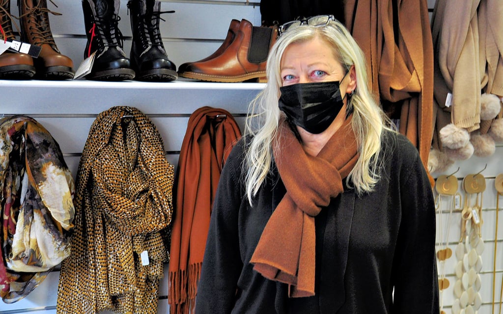 Carola Garlipp, Inhaberin des Geschäfts "Schuhe & mehr" in Stendal hat Existenzängste und fühlt sich von den Verantwortlichen im Stich gelassen. Die neue 2G-Verordnung sorgt bei ihr für leere Kassen.