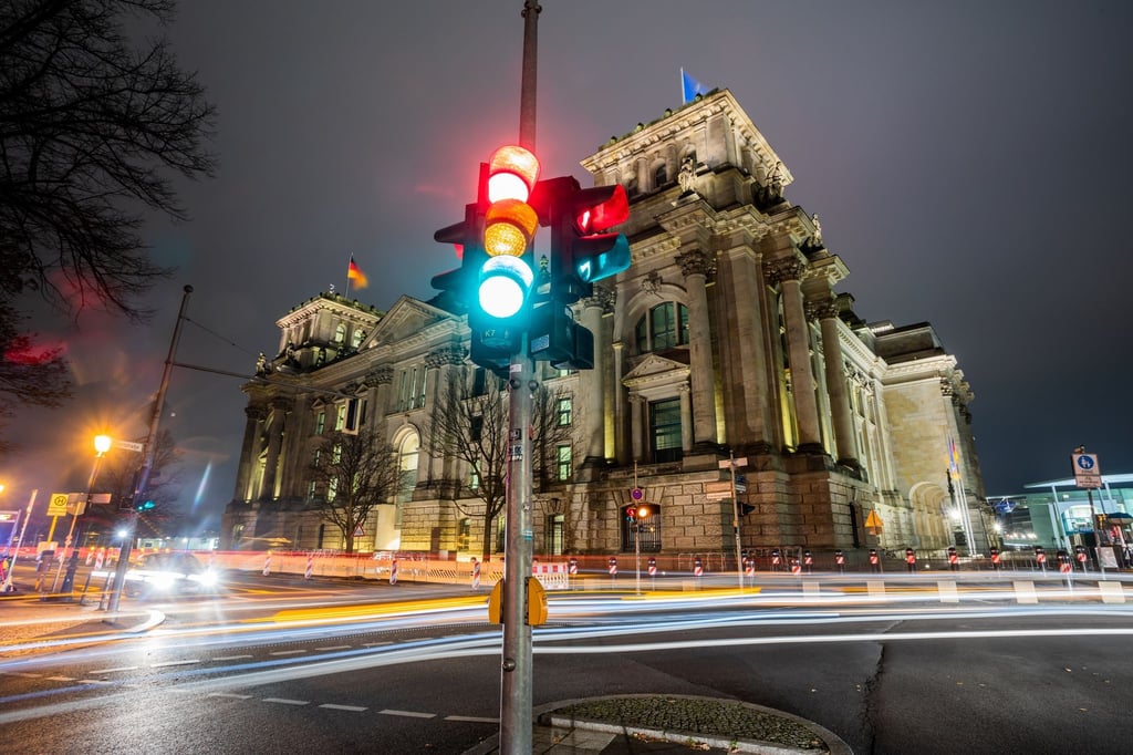 Eine Ampel vor dem Reichstagsgebäude in Berlin (Langzeitbelichtung)