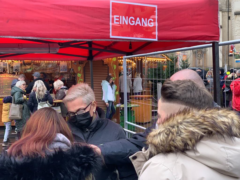 Michaela Gerecke (Mitte) kontrolliert die Nachweise der Besucher. Wer nicht geimpft oder genesen ist, kommt nicht rein.