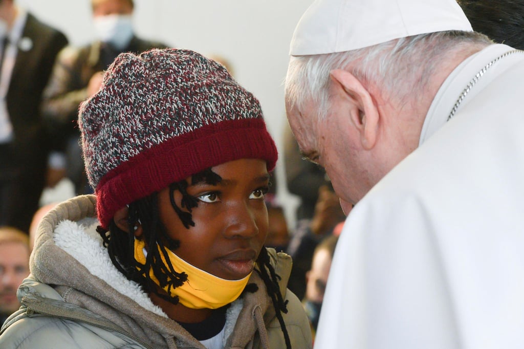 Papst Franziskus spricht während seines Besuchs im Migrantenlager Camp Kara Tepe mit einem Mädchen.