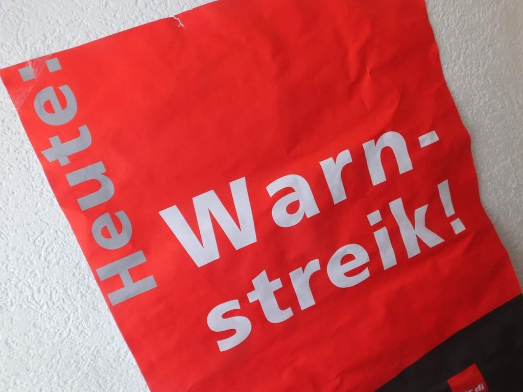 Noch geht es zwar nicht um einen Streik. Doch die IG Bau macht im Magdeburger Uniklinikum am Nikolaustag 2021 ihrem Unmut mit einer Protestaktion Luft.