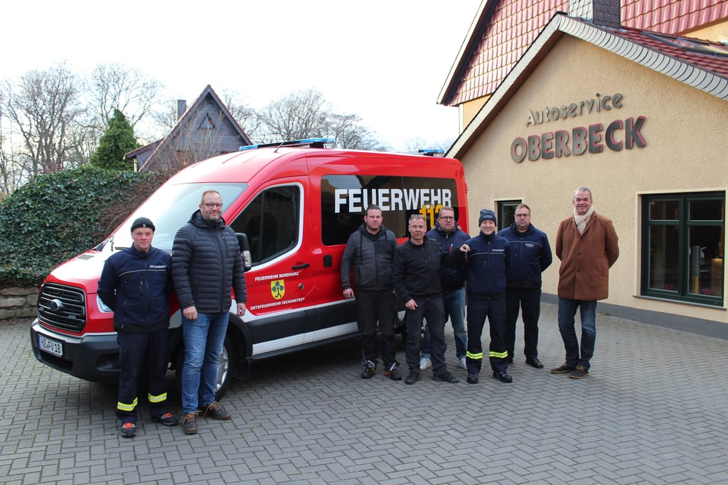 Im kleonsten Kreis ist am Freitagnachmittag vor der Werkstatt von Maik Oberbeck in Schmatzfeld das neue Mehrzweckfahrzeug an die Ortsfeuerwehr Veckenstedt übergeben worden