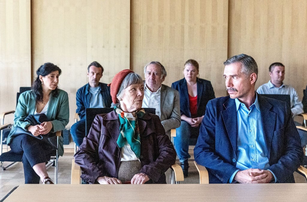 Elisabeth Behrend (Monika Lennartz vorn, l) und ihr Sohn Jakob Behrend (Heiko Raulin, vorn, r) sowie der aus Israel angereiste Zvi Spielmann (Dov Glickmann, hinten, 3.v.l.) und seine Tochter Maya Spielmann (Orit Nahmias, hinten, l), Kriminalhauptkommissar Adam Raczek (Lucas Gregorowicz, hinten 2.v.l.) und seine Kollegin aus Cottbus Alexandra Luschke (Gisa Flake, hinten, 4.v.l.).