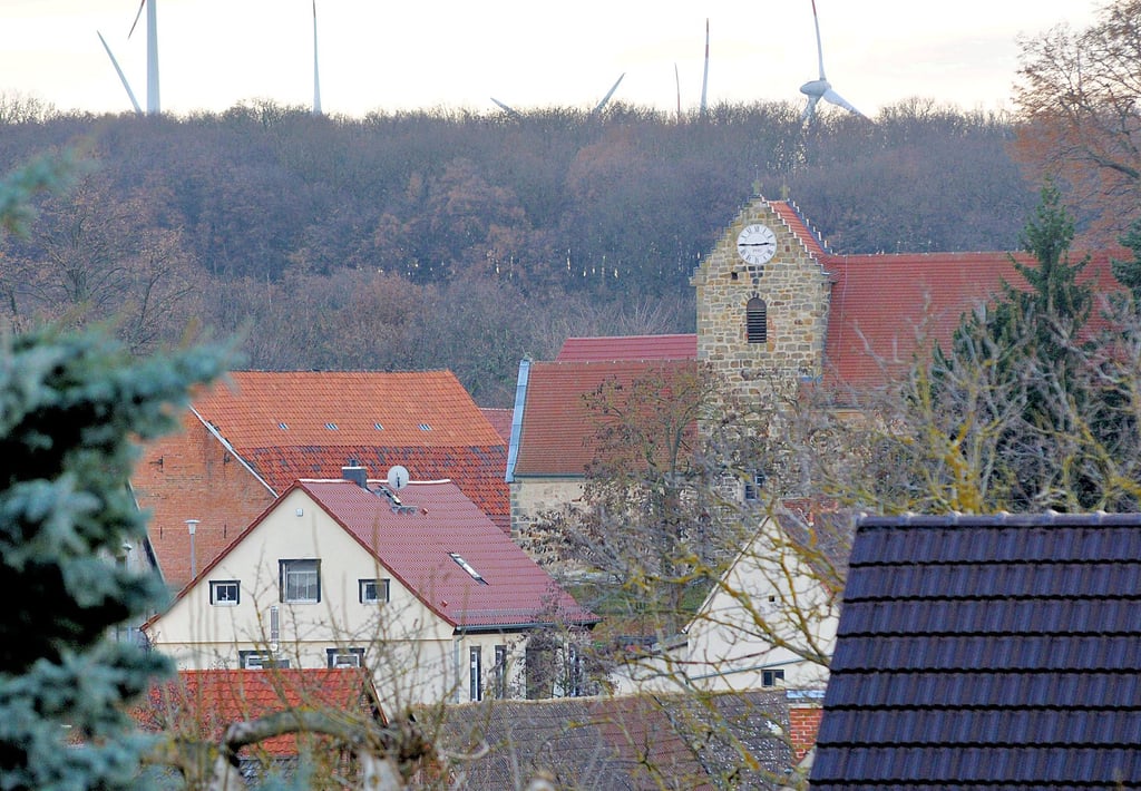 Ein Blick über Prittitz mit dem Turm der Dorfkirche als chrakteristischem Referenzpunkt. Bemerkenswert ist, welche Höhenunterschiede innerhalb der Ortslage existieren.