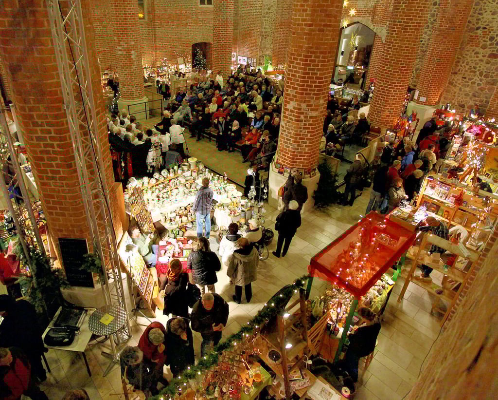 Nach einem Jahr Coronapause lädt der Weihnachtsmarkt in der Marienkirche ab Dienstag wieder ein.