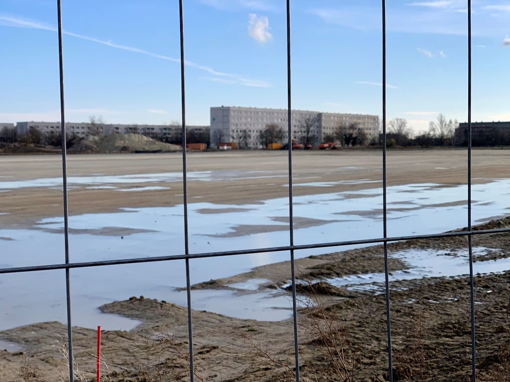 Bislang nur eine riesige Brache: Hier soll das Trainingszentrum für den nachwuchsfußball entstehen - wenn die Finanzierung über 16,5 Millionen Euro steht. Das tut sie bislang nicht.