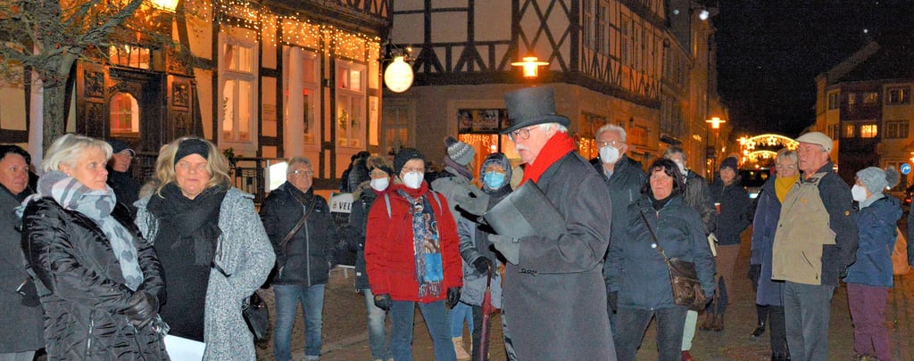 Zauberhafte Beleuchtung und ein „Zauberer“ als Führer: Rupert Kaiser lud als Julius Beck zur weihnachtlichen Führung durch Gardelegen ein.