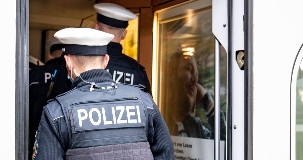 Bundespolizisten steigen in einen Zug ein. (Symbolbild)