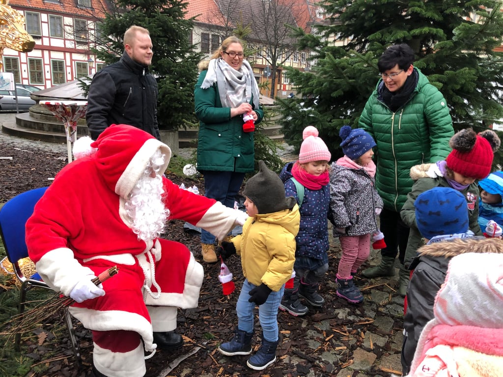 Für die Kinder gibt es Stiefelchen, die der Weihnachtsmann persönlich verteilt.
