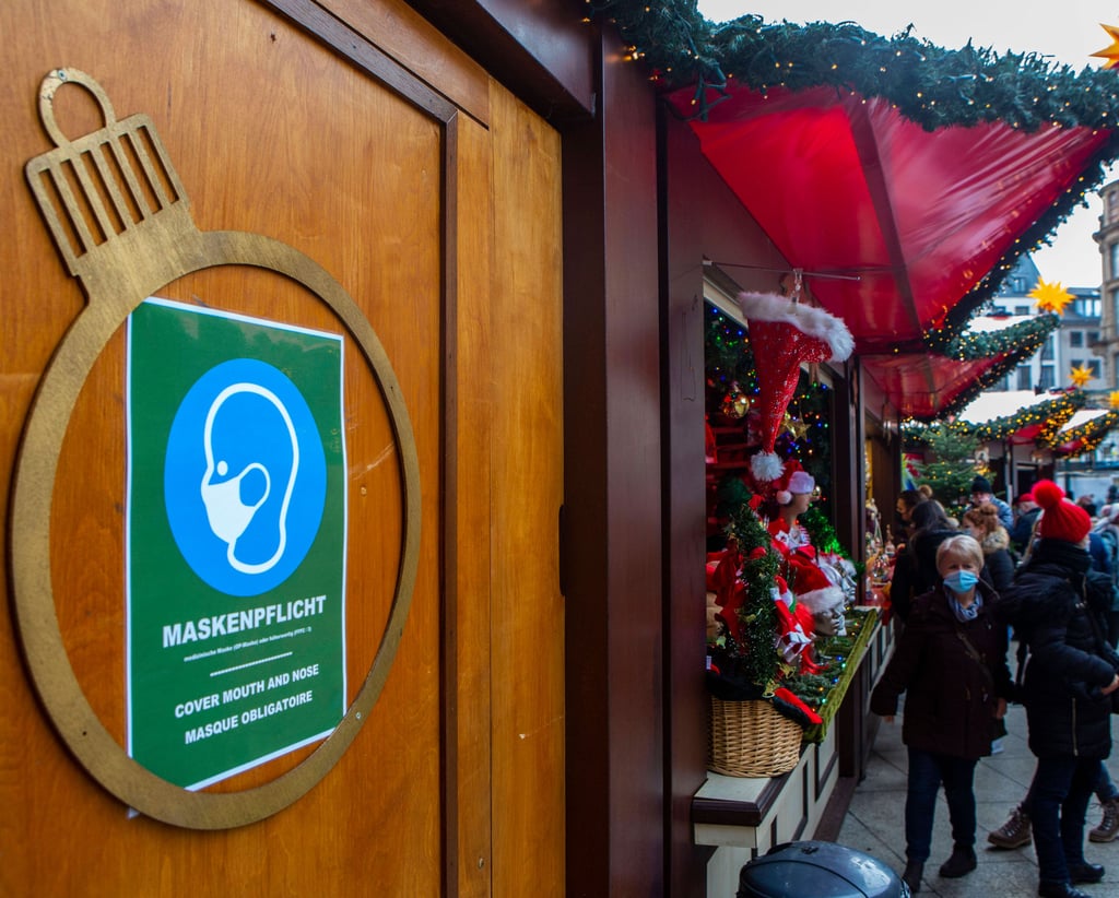 Wie auf Weihnachtsmärkten galt auch bei den Demonstrationen Maskenpflicht. Sie wurde allerdings häufig nicht beachtet.