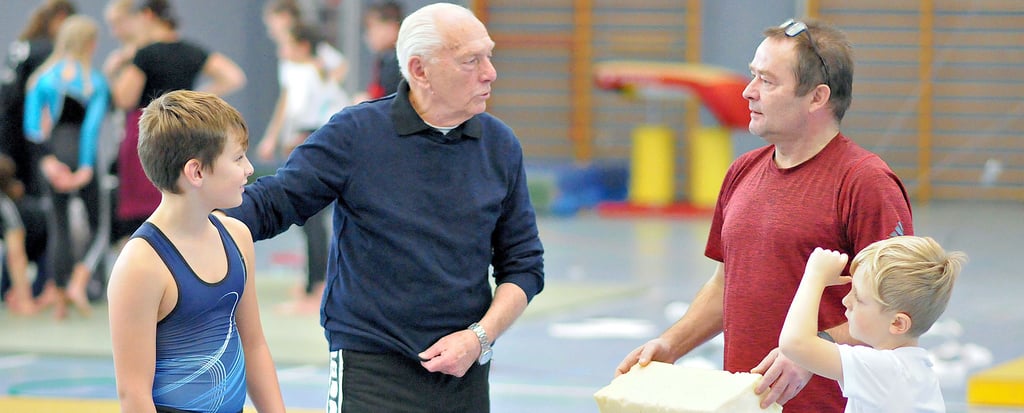 Malte Bromann (l.) und Mateo Voigt (r.) nahmen das Angebot an und präsentierten den Trainern Herrmann Kulka (2.v.l.) und Holger Behrendt, der bei den Olympischen Spielen 1988 in Seoul Gold an den Ringen holte, ihr Können.