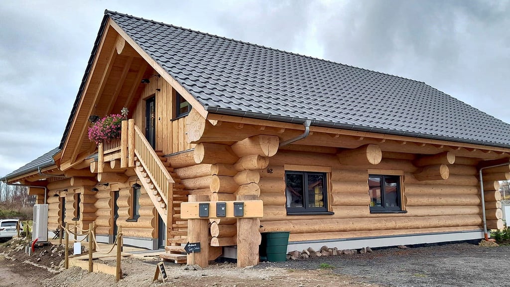Nanu? Am Alten Düsedauer Weg in Osterburg zieht dieses Blockhaus die Blicke auf sich.
