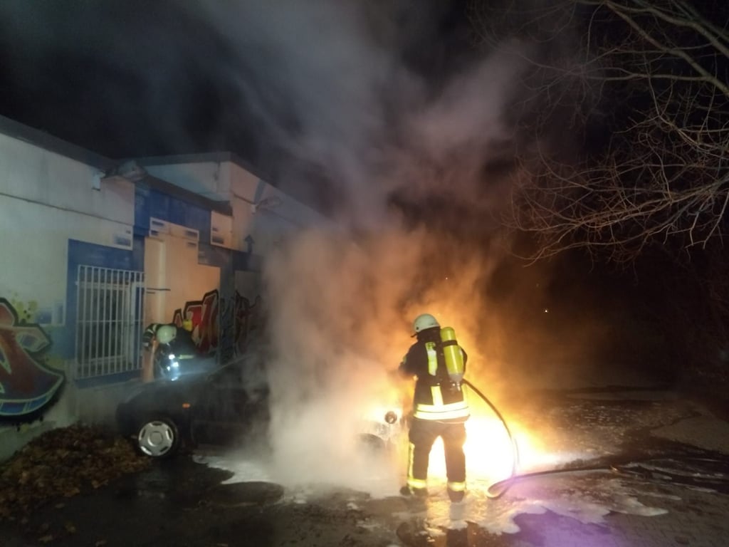 Das brennende Auto in Wolfen wird gelöscj.