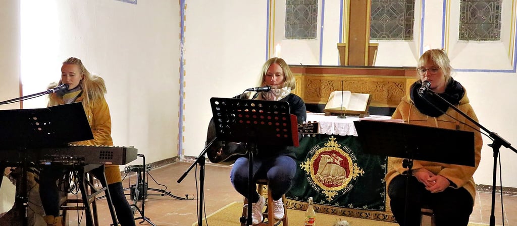 Frech und poppig klangen die Interpretationen bekannter Weihnachtslieder von Vanessa Gieschler (von rechts), Tabiha Harzer und Ivette-Katrin Schrödter.