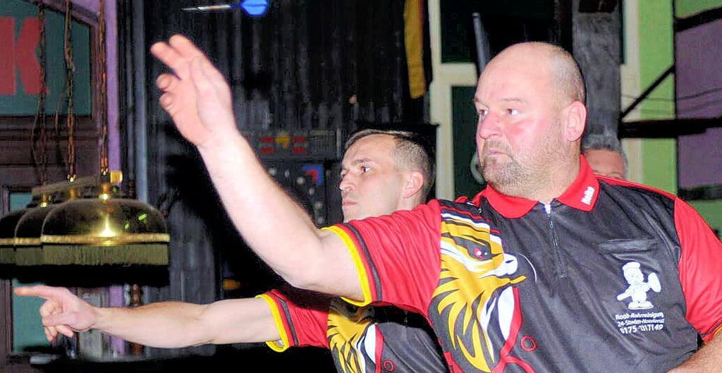 Heiko Jana (vorn) und Christoph Putzker geben hier ihre Darts auf die Boards ab. Am Ende erkämpften sich die Red Eagles ein Remis.