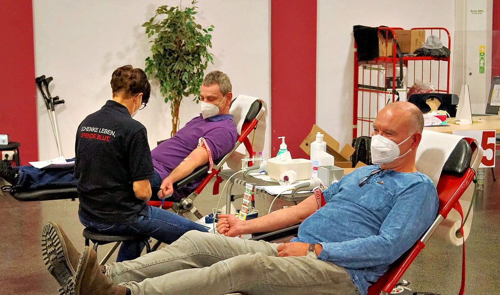 Die Mitarbeiter des Blutspendedienstes des Deutschen Roten Kreuzes machten Station in der Arneburger Stadthalle. 45 Spenderinnen und Spender fanden sich dort ein.