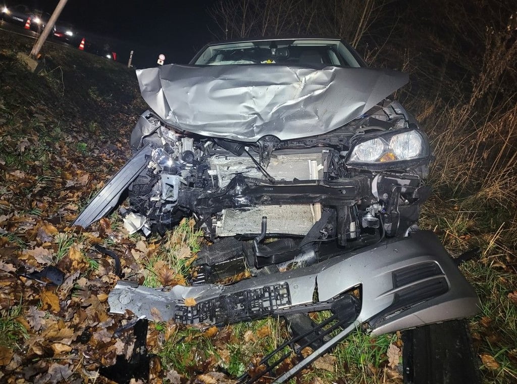 Ein 60-jähriger Polofahrer hat am Sonntag (5. Dezember) bei Mägdesprung im Landkreis Harz ein Stopp-Schild übersehen und stieß frontal mit einem VW Golf zusammen. Dabei wurde die 54-jährige Beifahrerin des Golfs schwer verletzt.