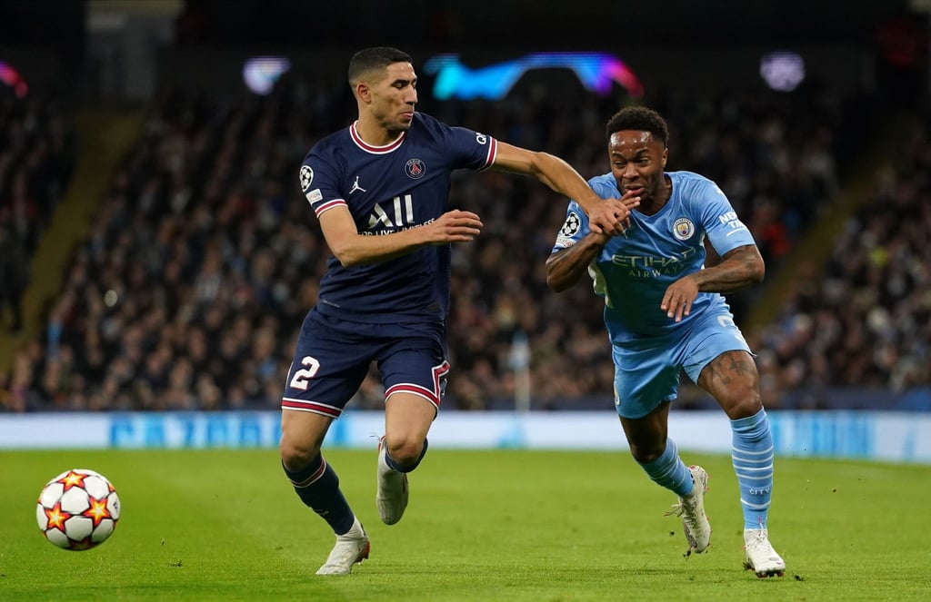 Raheem Sterling (r) von Manchester City und Achraf Hakimi von Paris Saint-Germain kämpfen um den Ballbesitz.