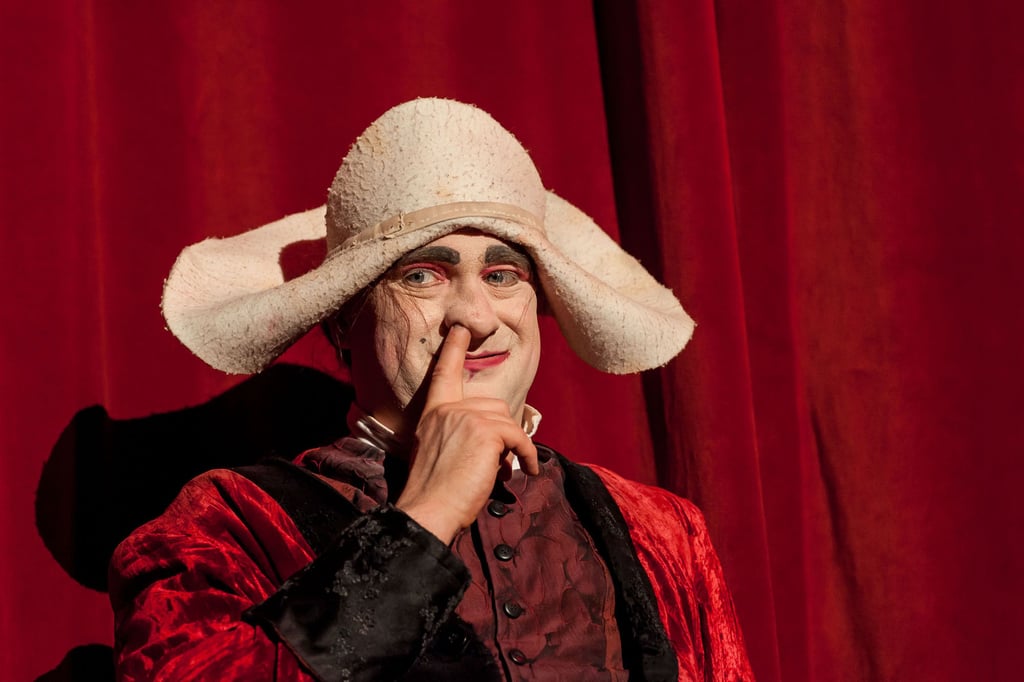 Stephan Masur erschein als Le Comte oder in Köthen bekannt als „Monsieur“ von La Cour