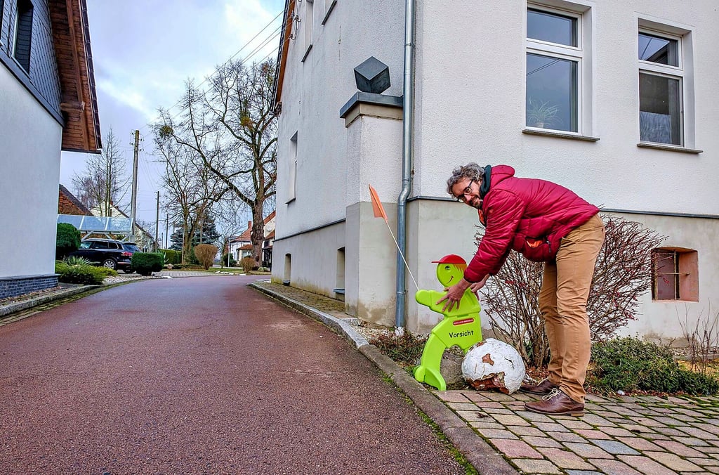 Hier geht es in die Assauer Dorfstraße hinein, hinter den Häusern macht die Straße eine Kurve. Die Situation sei lebensgefährlich für spielende Kinder, sagt Robert Winkler, selbst Vater von vierjährigen Zwillingen.