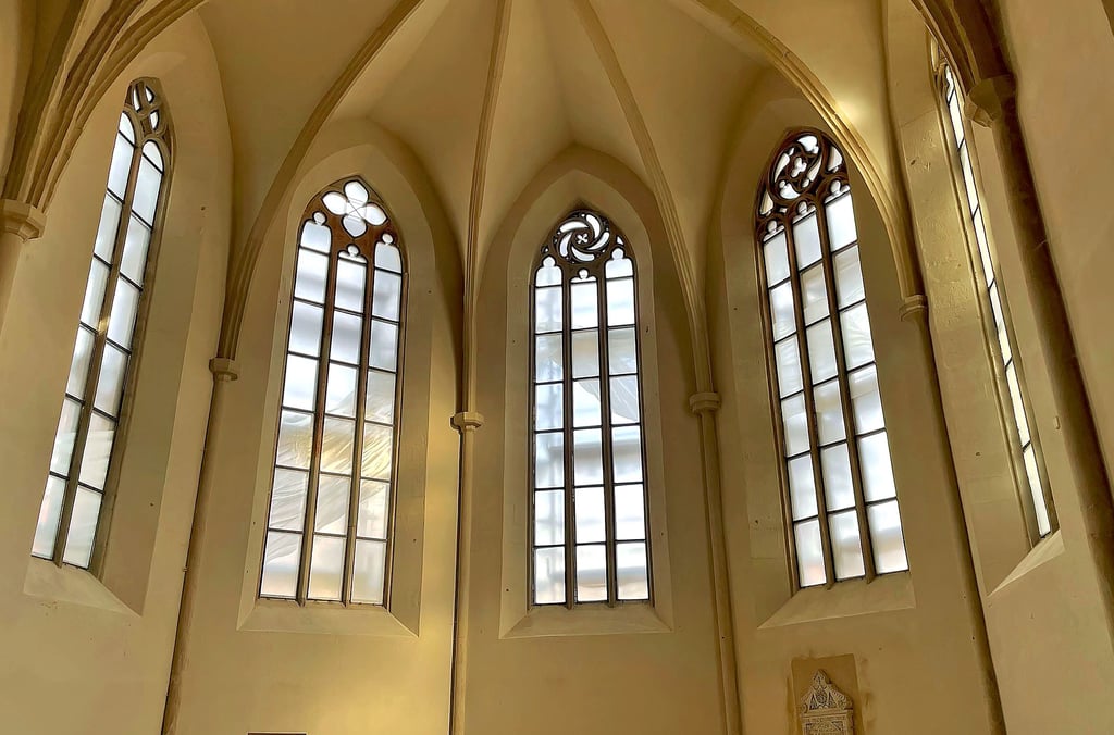 Das Baugerüst stört den Durchblick. Deshalb ist die Gestaltung der neuen Chorfenster noch nicht richtig zu erkennen.