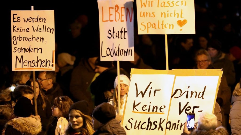 Die Polizeiinspektion Halle berichtete auf Nachfrage von neun Versammlungen mit Bezug zur Pandemie in Halle, Querfurt, Bad Dürrenberg, Hettstedt, Sangerhausen, Zeitz, Naumburg, Weißenfels und Teuchern.