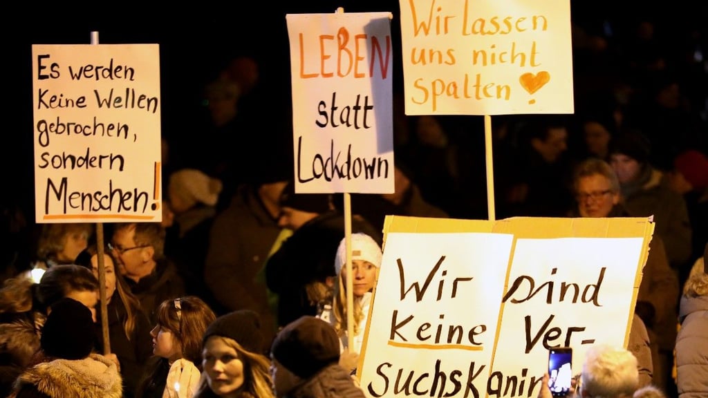 Die Polizeiinspektion Halle berichtete auf Nachfrage von neun Versammlungen mit Bezug zur Pandemie in Halle, Querfurt, Bad Dürrenberg, Hettstedt, Sangerhausen, Zeitz, Naumburg, Weißenfels und Teuchern.