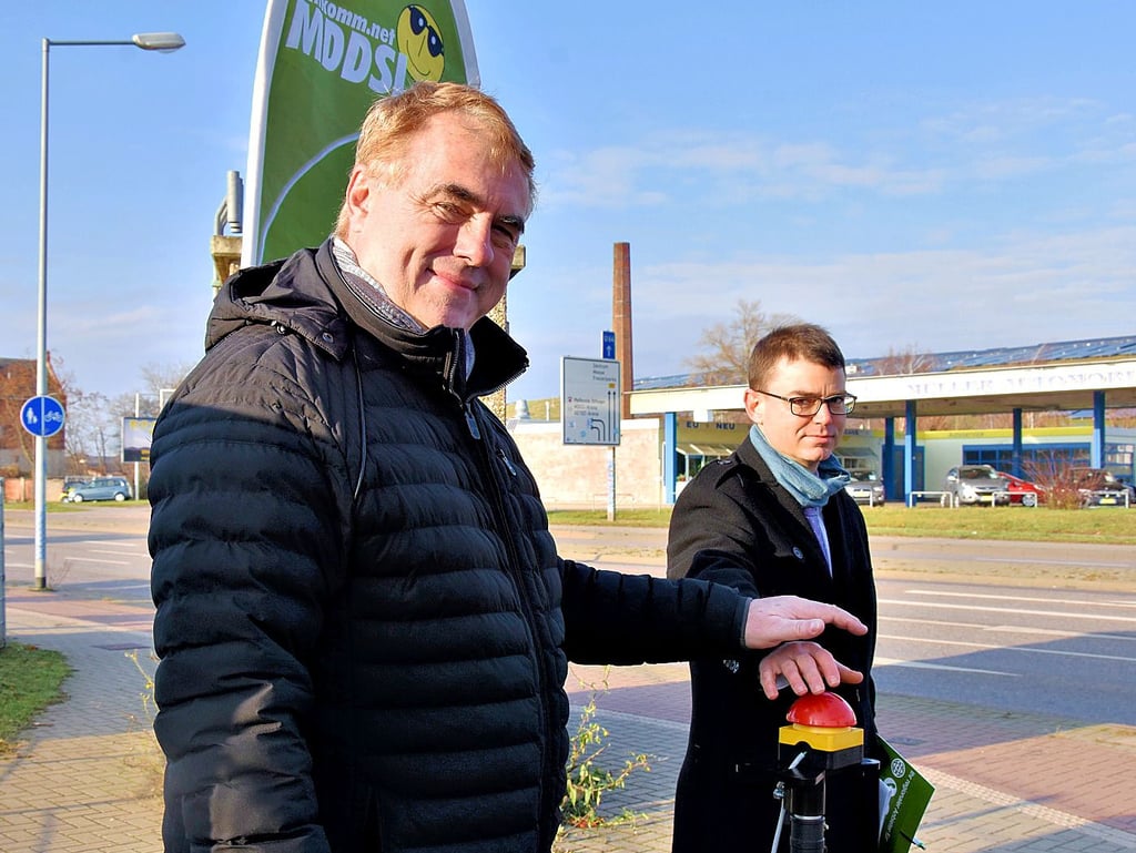 Per Knopfdruck zur Lichtgeschwindigkeit: MDDSL-Chef Andreas Riedel (l.) und Sandro Meyer, Gewerbeimmobilienservice der Stadt Magdeburg, nehmen das letzte Teilstück des Glasfaseringes in den ostelbischen Stadtteilen Magdeburgs in Betrieb.