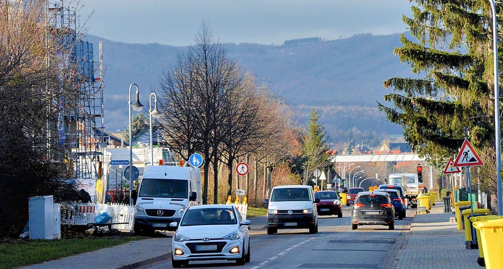 Eine Ampel regelt den Verkehr bislang einspurig auf der Benzingeröder Chaussee in Wernigerode an der Baustelle für das Wohngebiet „Im Bodengarten“.
