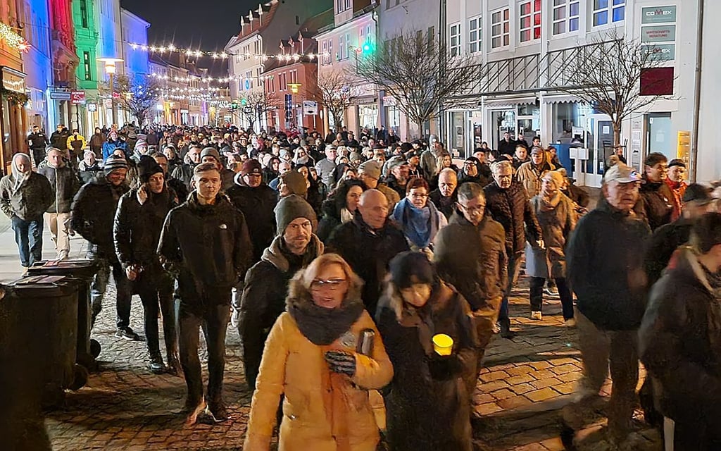 Der Demonstrationszug passiert die Breite Straße.