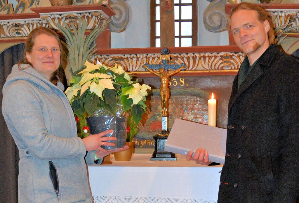Für das Pfarrerehepaar Maria und Dietrich Eichenberg gab es zum Einführungsgottesdienst am 2. Advent in Jeetze Glückwünsche, gute Ratschläge und Geschenke. Beide wollen mit unterschiedlichen Stärken alle Gemeindeglieder ansprechen.