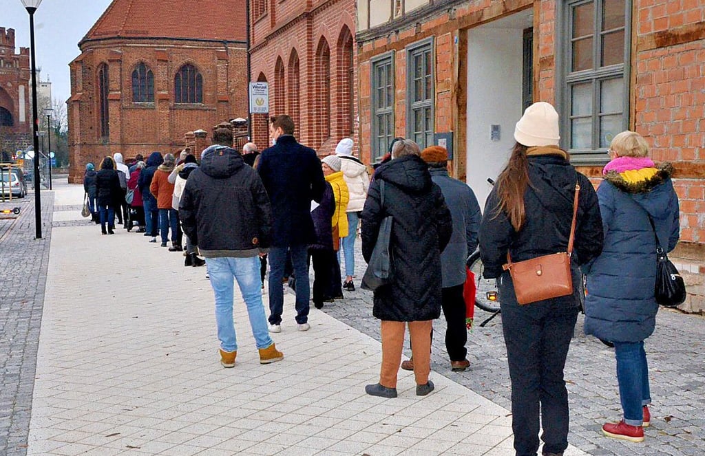 Die Ersten waren um 7.30 Uhr an der Katharinenkirche in Stendal. Später reichte die Schlange weit bis in den Schadewachten.