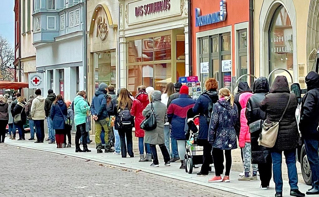 Keine Seltenheit: die lange Schlange vor dem Corona-Testzentrum des DRK in der Naumburger Jakobsstraße.