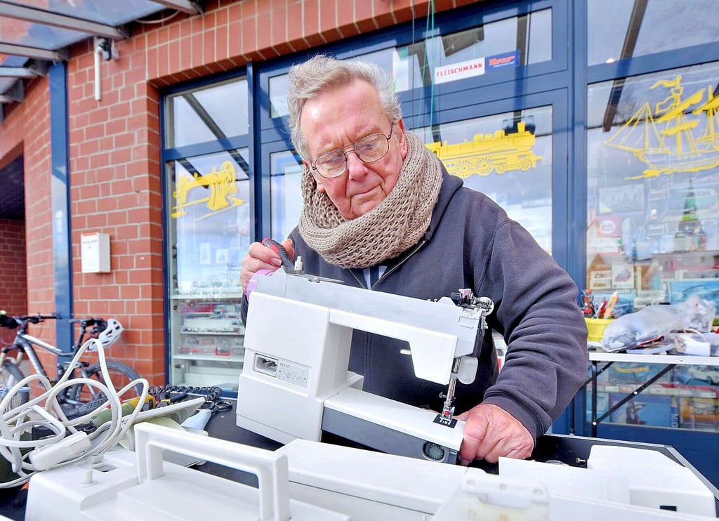 Reinhard Hensel mit Nähmaschine - der Mecheniker hat alle Hände voll zu tun.