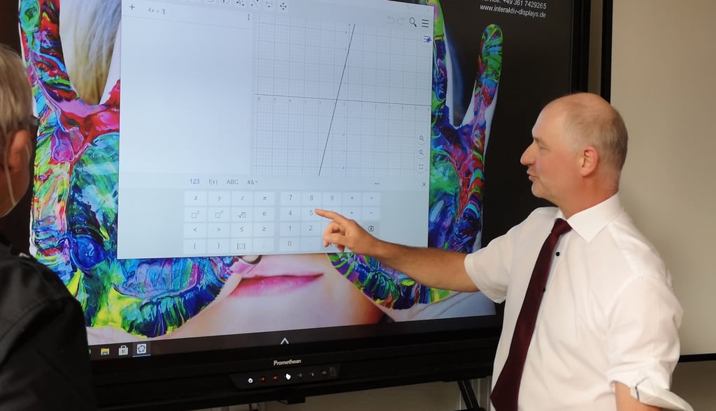 Salzwedels Gymnasiumsleiter Ralf Hoppstock erklärte kürzlich den Mathematikunterricht mit einer digitalen Tafel.