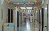 Blick in den langen Flur der Klinik für Kinder- und Jugendmedizin von Ameos in Schönebeck. Dem Krankenhausbetreiber fehlt massiv Personal. Aus diesem Grund werden ab Mittwoch diese und die Klinik für Gynäkologie und Geburtshilfe in Schönebeck vorübergehend geschlossen. 