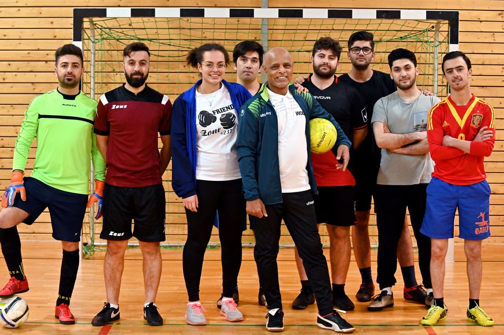 Kandidat für den "Magdeburger des Jahres" 2021: Tsegaye Wolde (Mitte) - hier mit seiner Tochter und einigen „seiner Jungs“ beim Fußballtraining.
