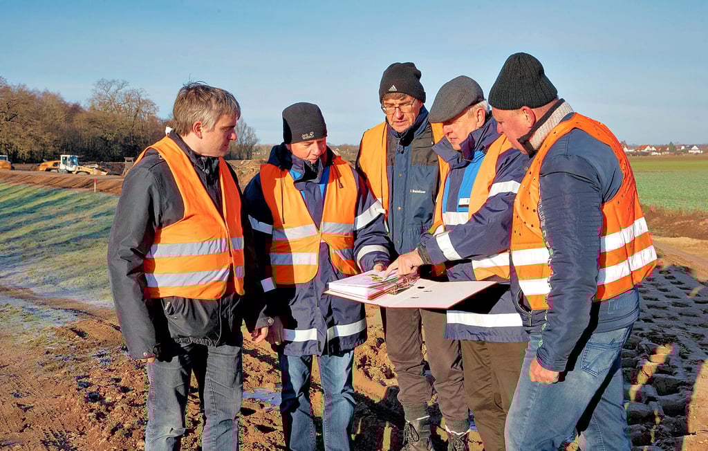 Baustellenrapport in Kleutsch: Die Bauherren und Vertreter der Baufirma überzeugen sich vom Baufortschritt.