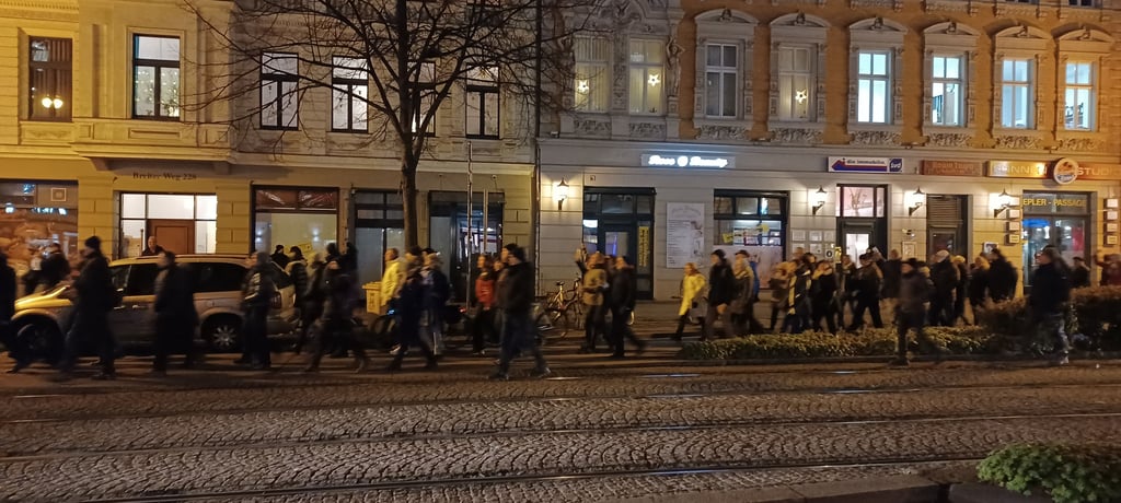 Etwa 1500 Menschen sind am Montagabend in einem Demonstrationszug gegen die Corona-Politik durch die Magdeburger Innenstadt gezogen.