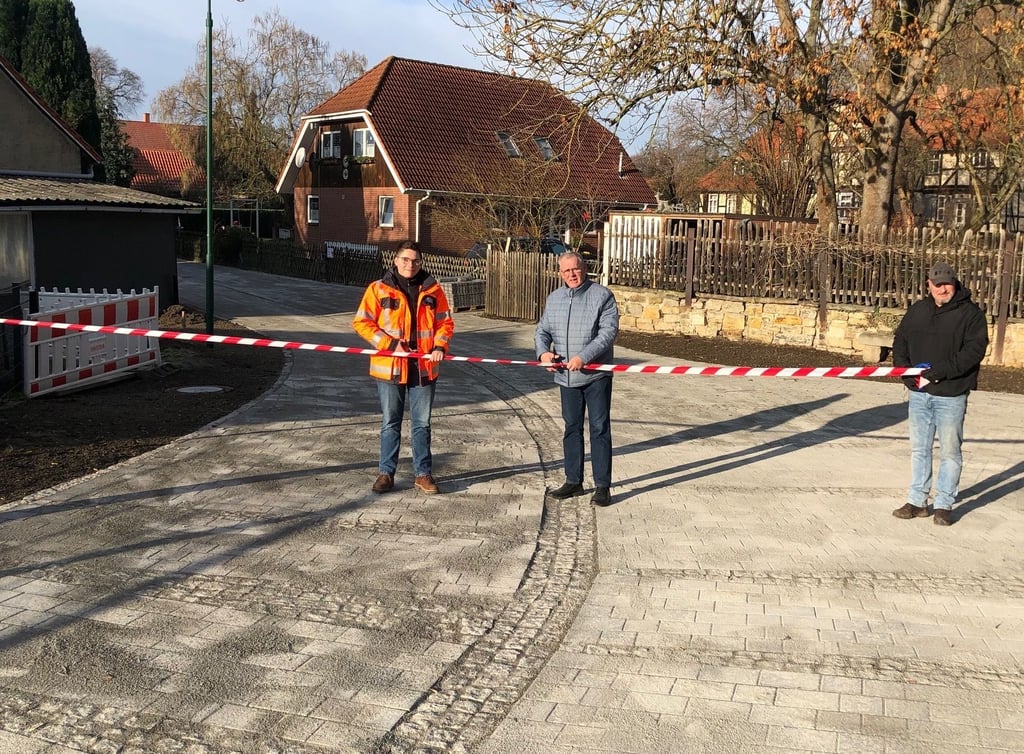 Freigabe der Mühlenstraße ohne Öffentlichkeitsbeteiligung und auch ohne das von den Anwohnern angedachte Straßenfest: Bauleiterin Katja Schulz von der Strabag (von links), Bürgermeister Werner Müllerund Planer Erk Pape.