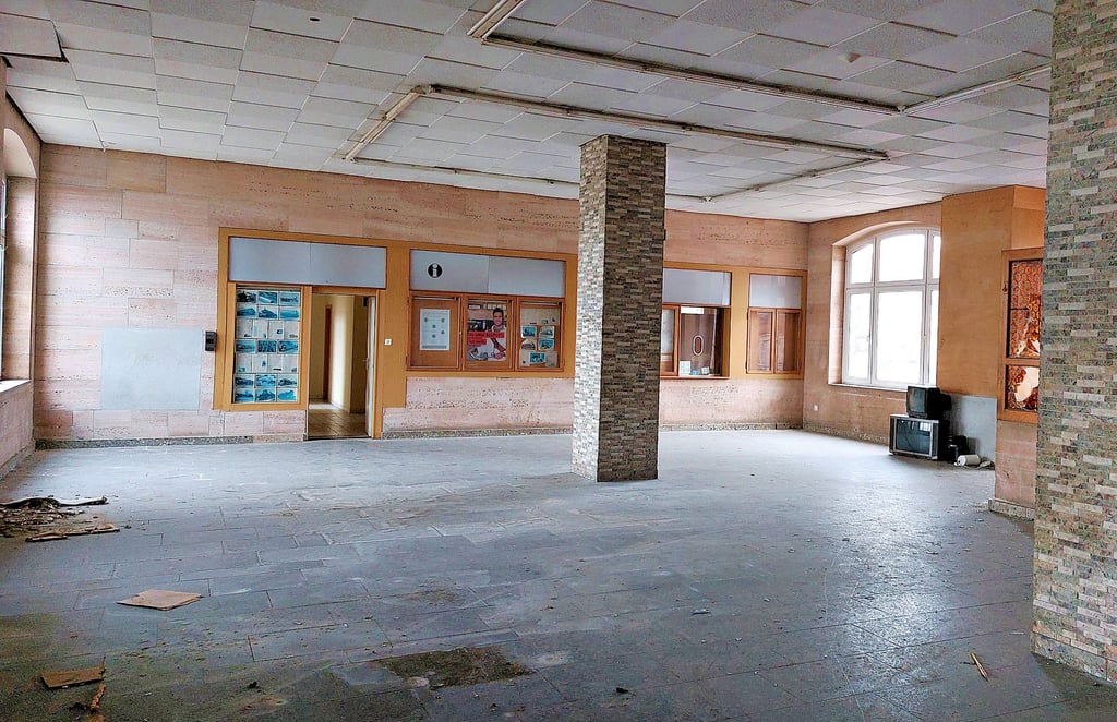 Im Erdgeschoss des Bahnhofsgebäudes in Oebisfelde stehen etwa 720 Quadratmeter Gewerbefläche zur Verfügung. Bisher hatte sich kein Interessent dafür gefunden. Doch das könnte sich jetzt ändern.
