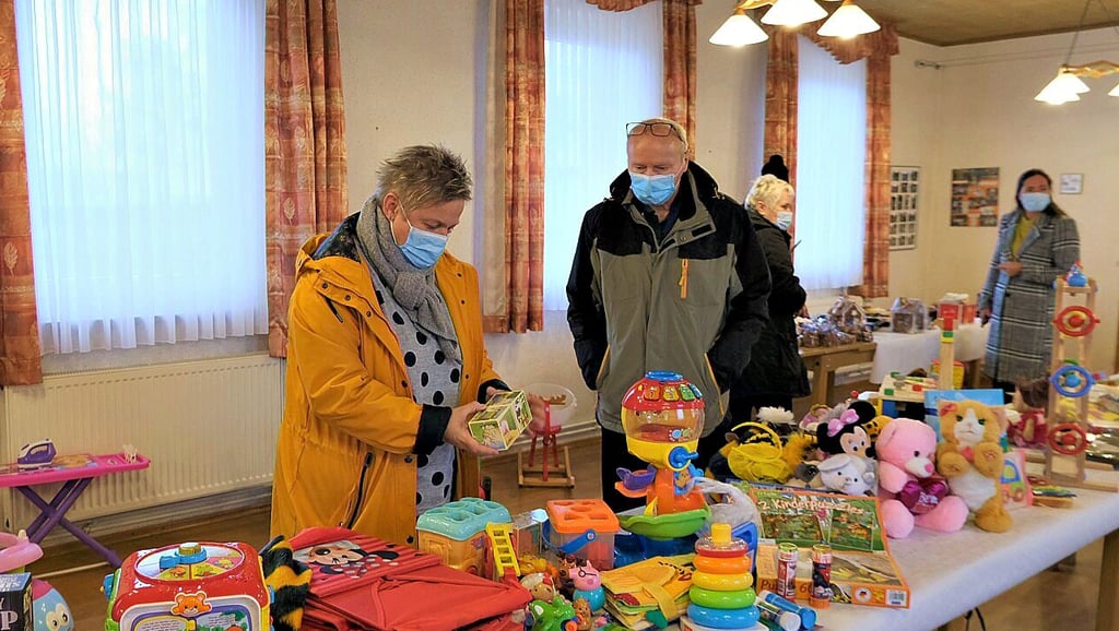 Nicole Schwarz und Reinhard Rettig kauften Kleinigkeiten für ihre Enkelkinder.