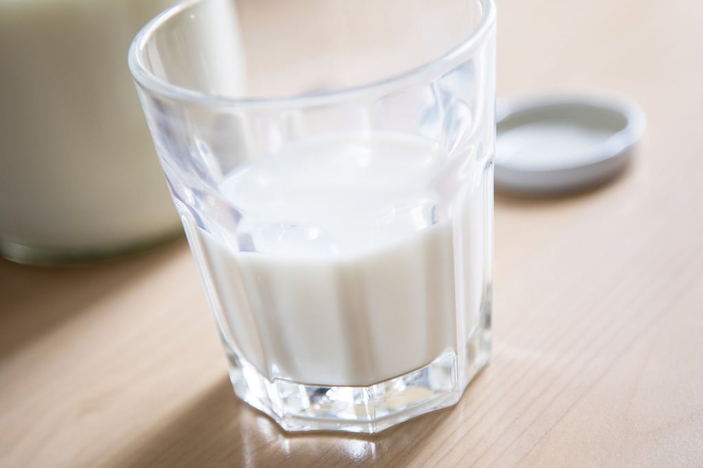 Milch ist reich an Calcium. Doch mit Milchtrinken allein ist der Gesundheit der Knochen nicht gedient.