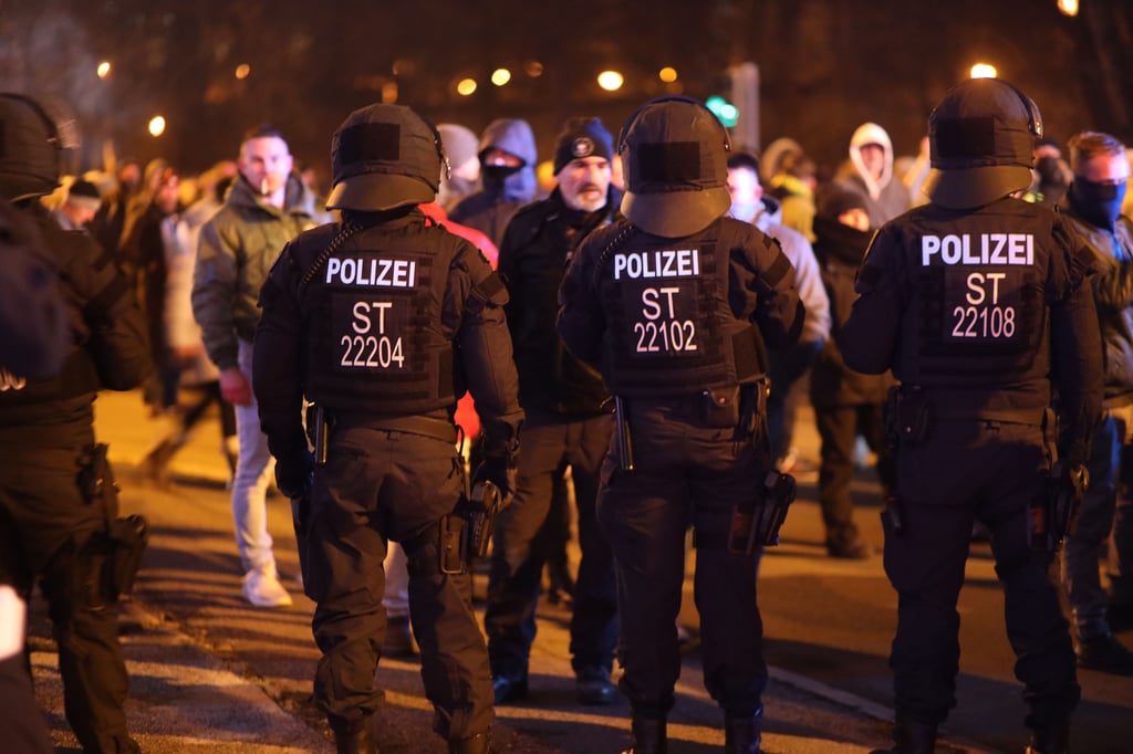 Polizisten sichern Corona-Proteste in Sachsen-Anhalt. Hier in Halberstadt.