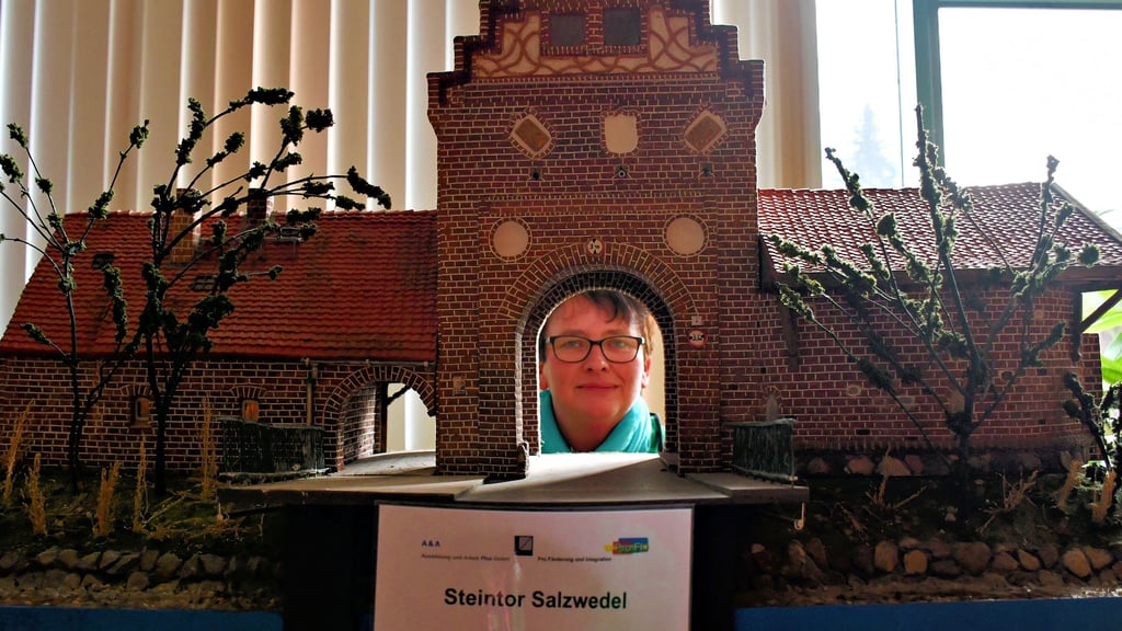 Karina Dahlweg schaut durch den Nachbau des Steintores (Maßstab 1:25), im Original steht es in Salzwedel.